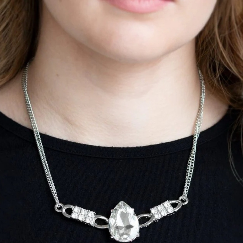 Way To Make An Entrance - White Necklace - Paparazzi Accessories